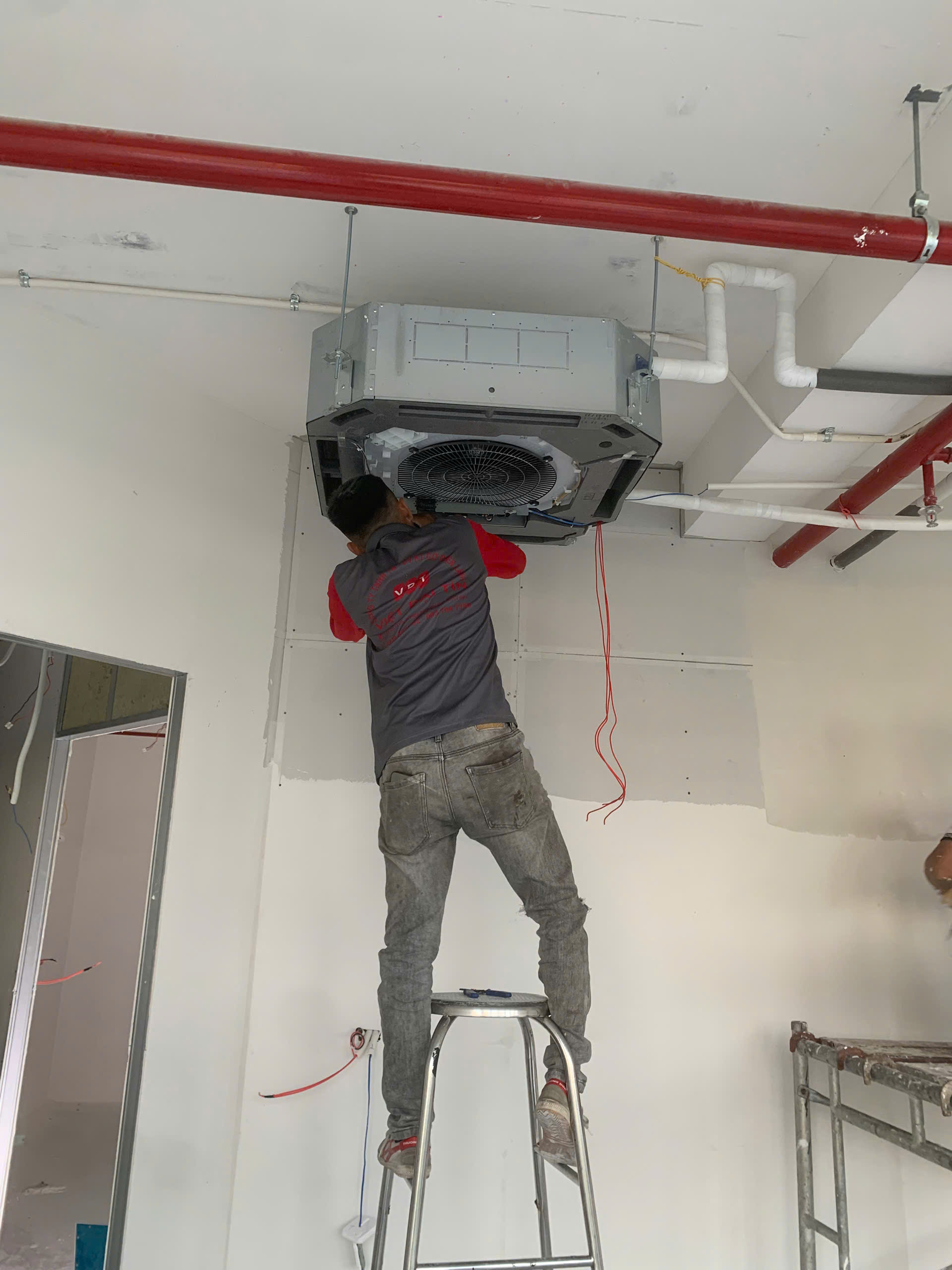 lắp đặt máy lạnh âm trần